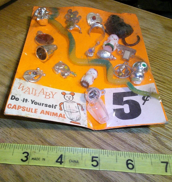 Vintage display 5c card coloring charms rings toys #jd 213