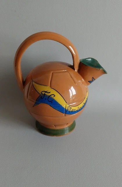 Pichet commémoratif de foot 1950 poterie de Carouge Suisse