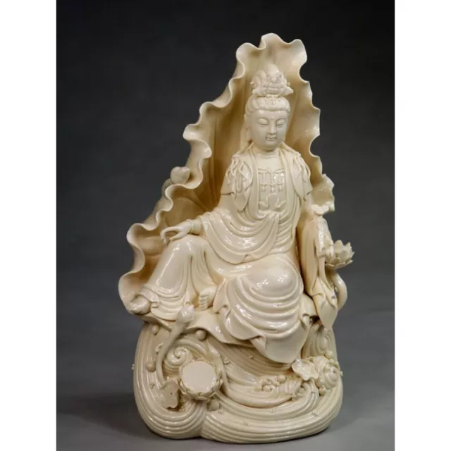 Porzellanfigur Guanyin auf Lotus Thron, Statue Blanc de Chine Kwan Yin Kuan Yin