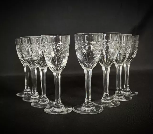 Ancien ensemble de 8 magnifique petit verres à liqueur en cristal gravé