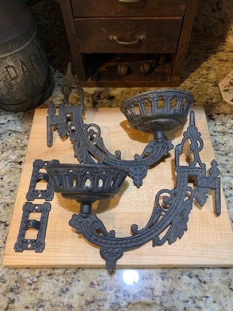 Vintage/Antique Cast Iron Set Of 2 Wall Mount Oil Lamp Bracket Swing Arm 