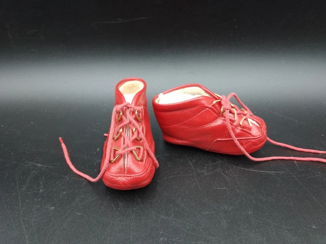 Paires de chaussures ancienne en cuir rouge pour poupée marque Biquette