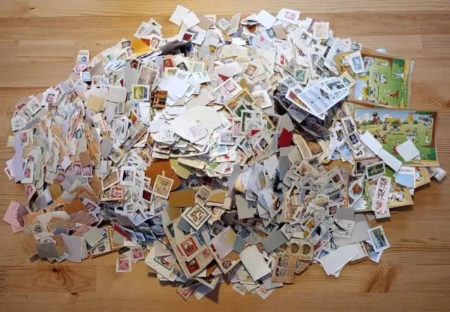 !!! Sehr viele Briefmarken auf Papier !!! 1 Karton voll !!! Undurchsucht !!!