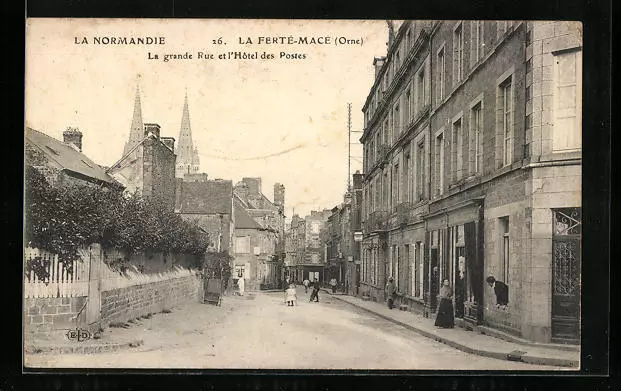 CPA La Ferté-Macé, La grande Rue et l´Hotel des Postes