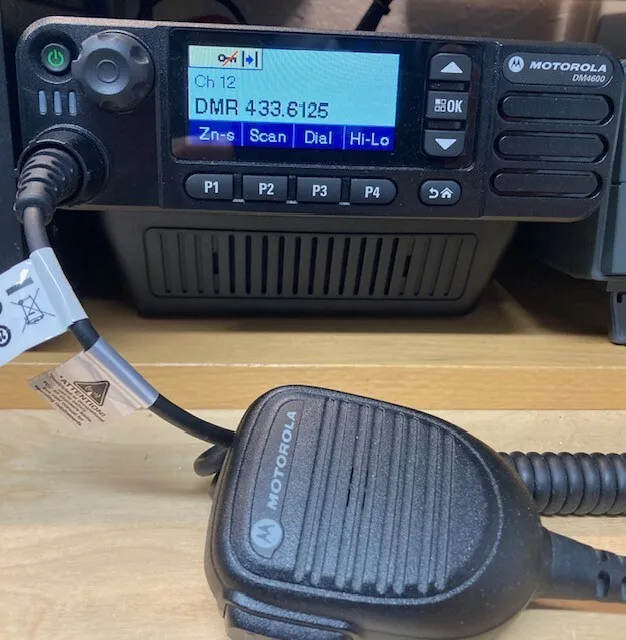 Motorola DM4600 UHF 50 Watt Version inkl. Handmike und Untersatz