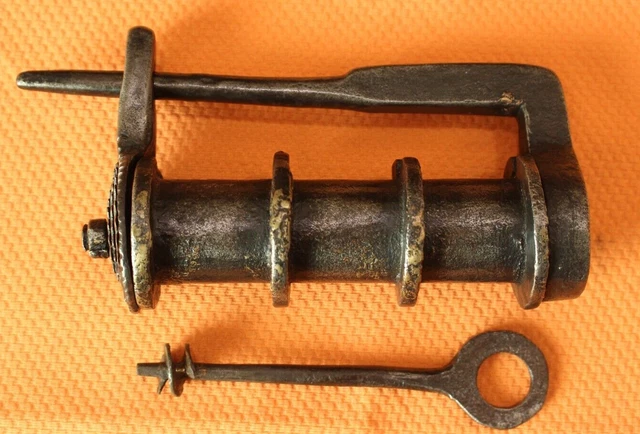 Chiave Dorata E Lucchetto A Forma Di Cuore Nella Pagina Colorante Stile Vintage Per Bambini E Mano O Image188158702