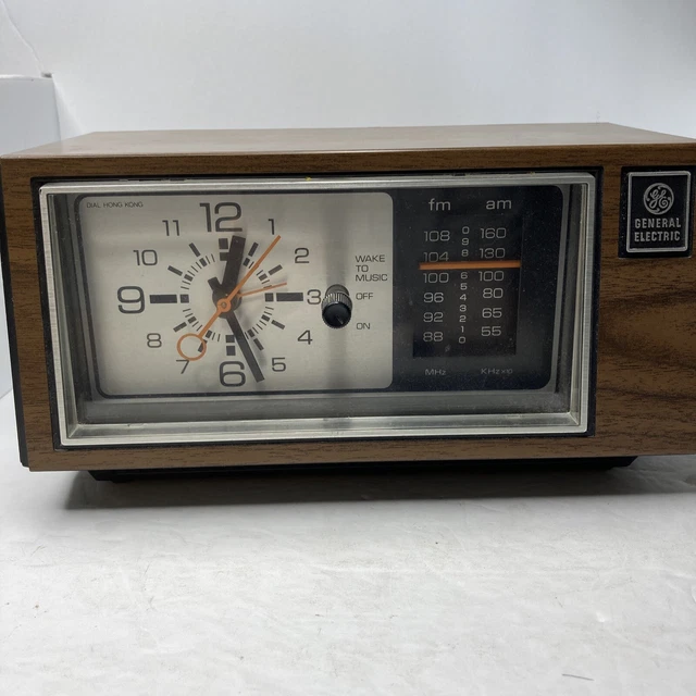 VINTAGE GENERAL ELECTRIC GE Clock Radio Am/Fm Model 74550C Analog