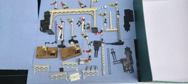 oo Gauge Large Job Lot Of  used Signals  & working point motor