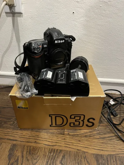 Nikon D D3S 12.1 MP Digital SLR Camera with Accessories and extra battery