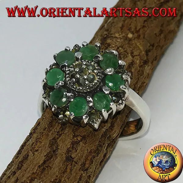 Anello in argento 925 ‰ a fiore con 8 smeraldi tondi naturali e marcasite