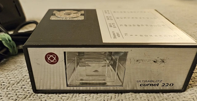 Vintage UlltraBlitz Cornet 220 Flash Cube with original charger