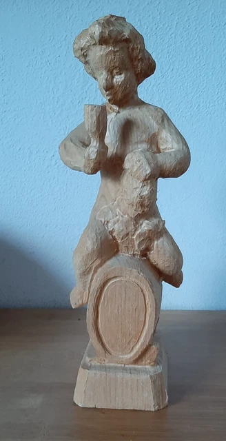 Tallando niño en blanco en barril de vino Talla de madera de Baco
