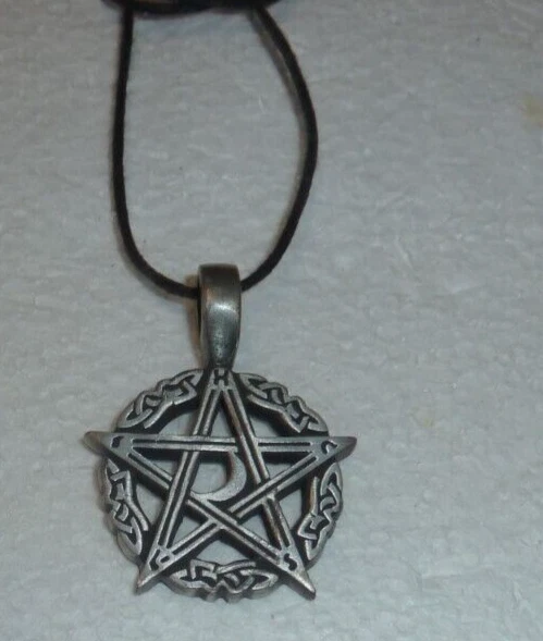 Pendentif Figurine Pucca En Métal - Environ 2.5cm - Très Bon État - Neuf Sans Boîte
