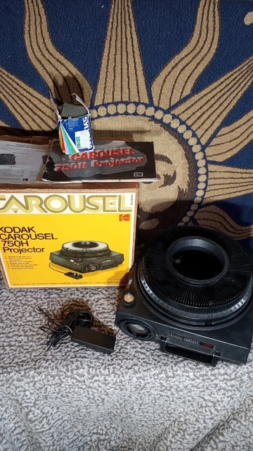 Vintage KODAK CAROUSEL 750H Slide Projector w Remote and Extra Bulb Please Read