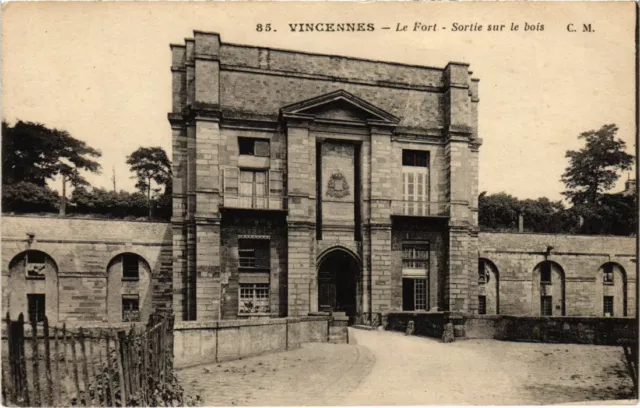 CPA Vincennes Le Fort Sortie sur le bois (1347077)