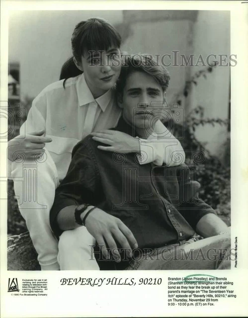 1990 Press Photo Actors Shannen Doherty, Jason Priestley in Beverly Hills, 90210