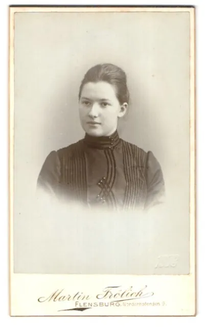 Photography Martin Frölich, Flensburg, Norderhofenden 9, young woman with contemporary