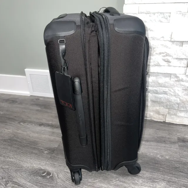 Tumi 22-Inch Spinner Suitcase 3