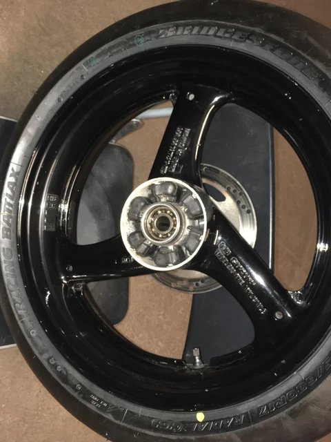 Ruota posteriore RGV 250 VJ22 usata OEM 17" x 4,5, è dritta e vera