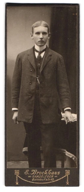 Fotografie E. Brockhaus, Gardelegen, Bahnhofstrasse 43, Junger Herr im Anzug mi