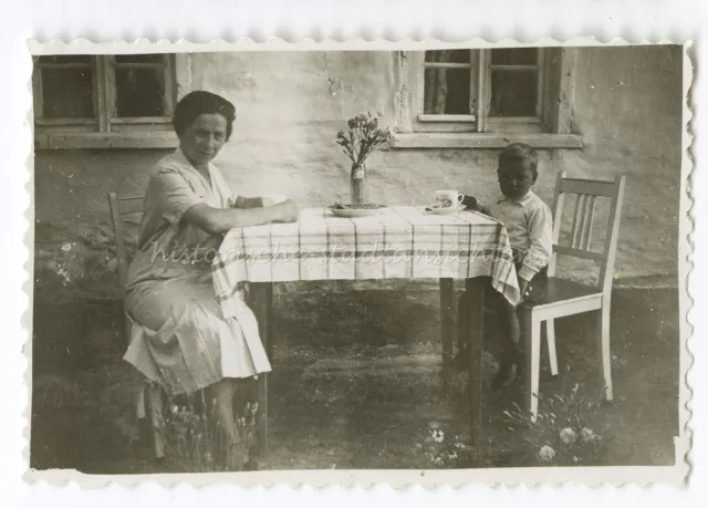 Fantástico Foto De Abuela & Nieto Tee Para Mesa En Jardín - Kind- Antiguo 1930er