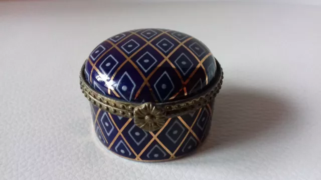 Ancienne boîte à pilules en porcelaine d'art de Limoges - vintage