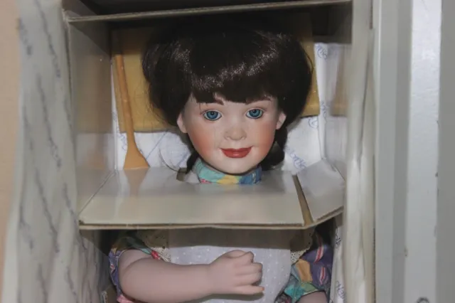 Hamilton Collection Heritage Dolls - Elizabeth 19" Porcelain Doll W/ Box & COA 2
