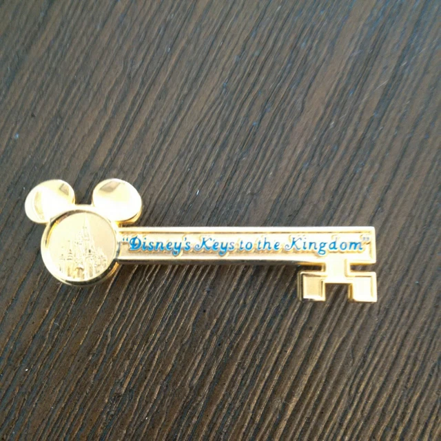 WALT DISNEY WORLD Keys to the Kingdom Gold pin collectible tour