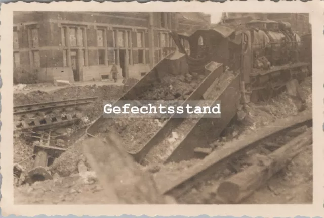 Foto, PZ.-Rgt. 11, zerstörter Zug  und Bahnhof in Belgien, 1940 (G-0711-12)