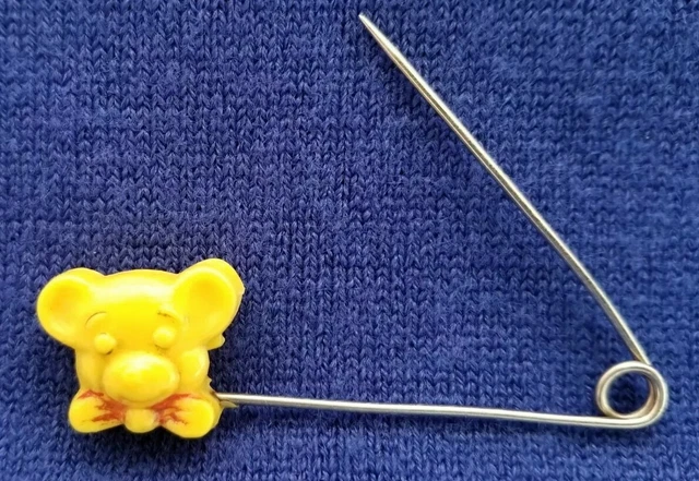 Alfiler de pañal de tela Gerber vintage oso amarillo pasador de plástico década de 1960