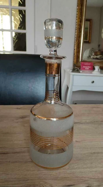 Carafe ancienne en verre et motif doré