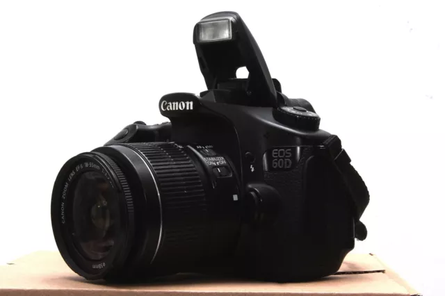 Canon EOS 60D 18 MP FULL HD DSLR + Canon EF-S 18-55mm IS II Objektiv + Zub