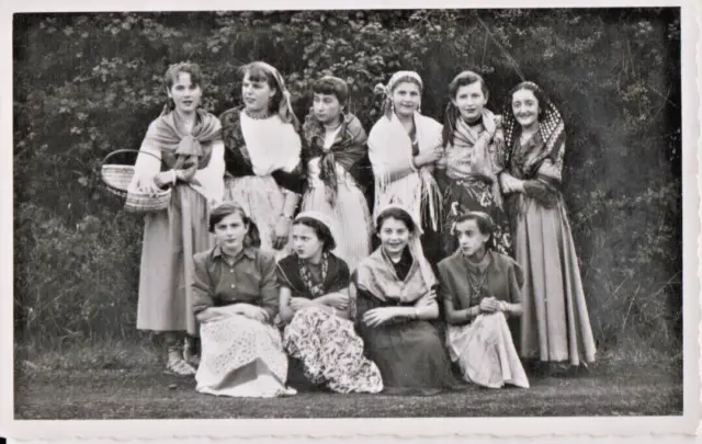 15 . Saignes . Carte Photo Jeunes Filles Deguisees Costumes De Gitanes .