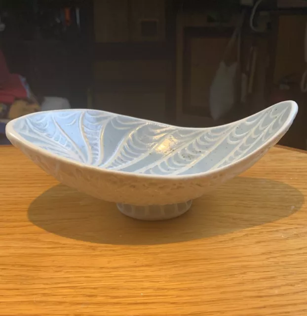 VINTAGE RETRO ALAN WARD FREEFORM FOOTED BLUE STUDIO ART POTTERY BOWL 20 X13cm