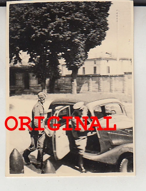 Foto 2wk Frankreich WH-Fahrzeug PKW Auto KFZ Soldat Offizier Fahrer öffnet Tür !