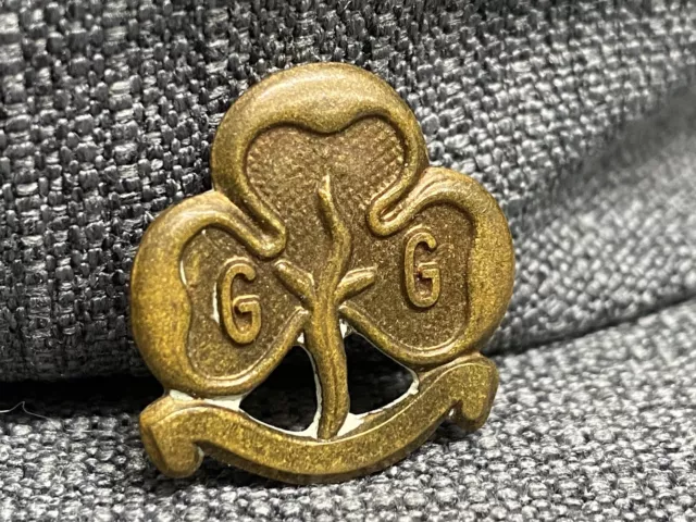 VINTAGE BRASS GIRL GUIDES CLOVER LEAF PIN BADGE Measures Approx 1 Inch