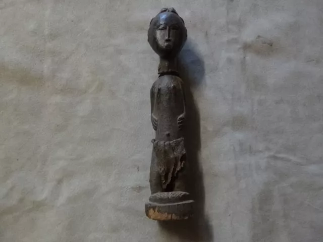 Art Africain ancien, statuette avec pagne.