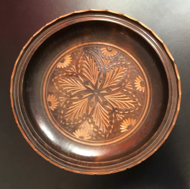 Vintage Wooden Fruit/Nut Display Bowl Round Hand Carved Pattern