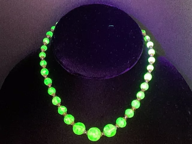 exquisite Art Deco Bohemian Graduated Uranium Crackle Glass Beads Necklace brass