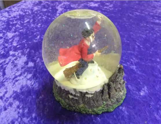 Harry Potter QuiDDitch 2000 Enesco Harry Ball Snow Globe