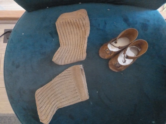 poupée ancienne, chaussures anciennes de poupée ancienne + chaussettes anciennes
