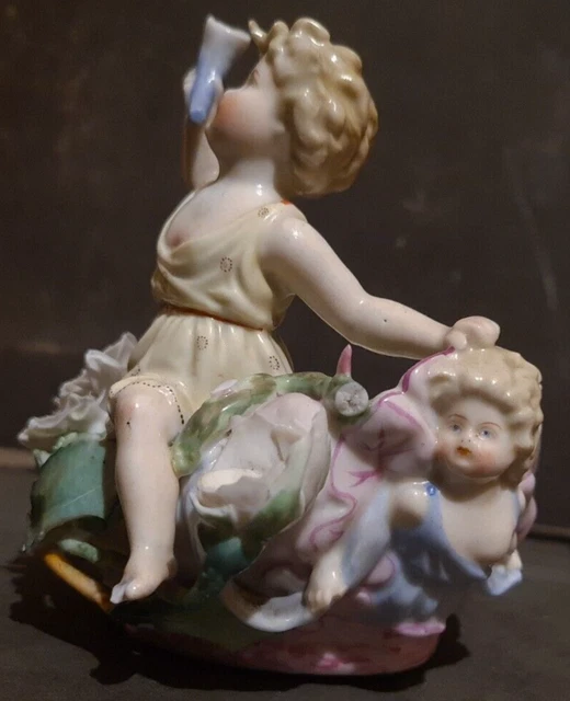 Un groupe en biscuit de porcelaine polychrome 9