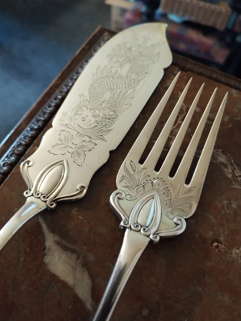 Couvert à poisson, le manche en argent fourré (800°/00) repoussé de