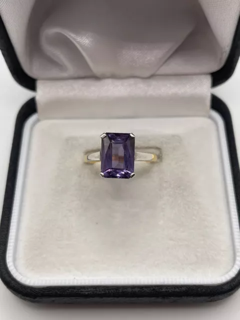 18ct gold synthetic colour change sapphire