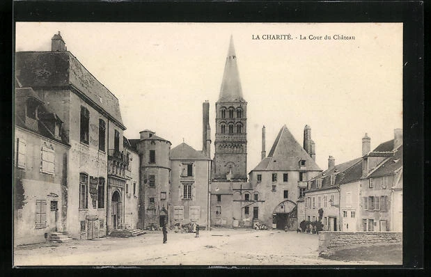 CPA La Charité, La Cour du Chateau