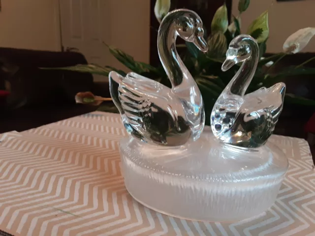 RCR Royal Crystal Rock 24% Lead Crystal Glass Two Swans Figurine clear base