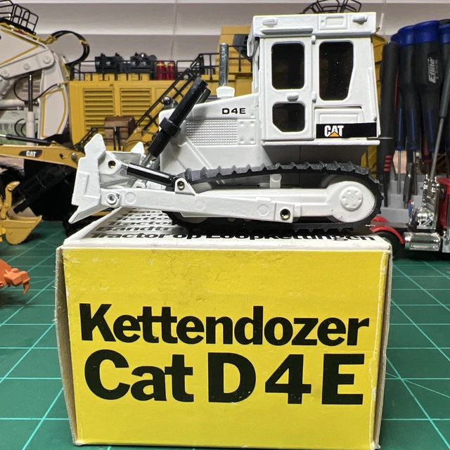 Miniature NZG 1/50 Diecast 205 - Caterpillar CAT D4E Tracteur Chenilles Occasion