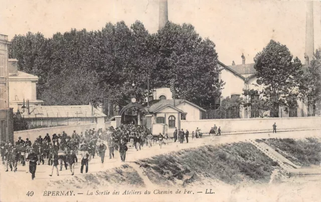 EPERNAY - La exit des Ateliers du Chemin de Fer