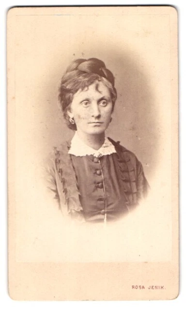 Fotografie Rosa Jenik, Wien, Portrait Dame im feinen Kleid mit hochgesteckten H