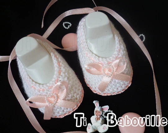 Chaussons Bébé Reborn Faits Main Pour Baptême - Laine Blanche, Ruban Et Perles - Taille Naissance à 3 Mois